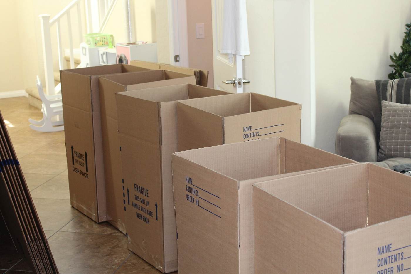 Cartons de déménagement empilés
