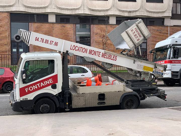 Camion de déménagement dans une rue de Lyon