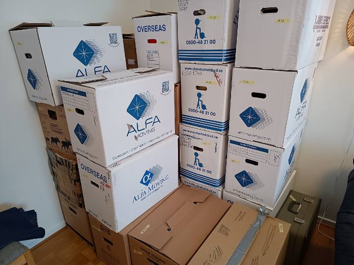 Cartons de déménagement empilés
